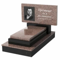 Гранитная плита на могилу с цоколем одинарный из гранита Токовский Коростышевский без резных работ к12-tok-kor-pf-40-80-05-001-ck
