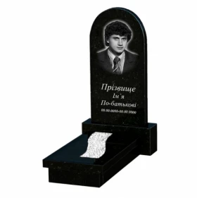 Основное Гранитный памятник на кладбище со стелой полукруглой формы одинарный из черного гранита Коростышев с вырезанной полосой к23-kor-pf-80-40-08-006