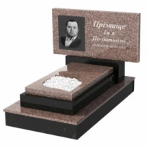 Гранітна плита на могилу прямокутної форми одинарна з граніту Токівський Коростишевський з листом різьблена робота к13-tok-kor-pf-40-80-05-001-ck