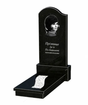Основное Гранитный памятник женский одинарный из черного гранита Коростышев с волной и полосой резной к23-kor-npf-120-60-08-011