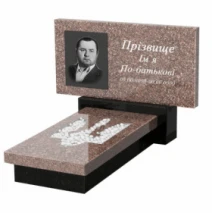 Гранитный памятник низкий одинарный из коричневого гранита Токовский с Трезубом вырезанным к8-tok-kor-pf-40-80-05-001