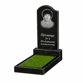 Основное Гранитный памятник фигурной формы одинарный из черного гранита Коростышев с волной резной к2-kor-npf-80-40-05-011