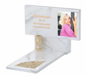 Мармуровий пам'ятник широкий одинарний з білого мармуру Волокас з вирізаним куточком к9-vol-pf-60-120-08-001