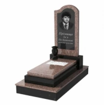 Гранитный памятник маленький одинарный из гранита Токовский Коростышевский с вырезанным флагом к6-tok-kor-pf-80-40-05-011-R-ck