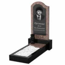 Гранитный памятник для сына одинарный из гранита Токовский Коростышевский с волной резной к4-tok-kor-pf-80-40-05-011