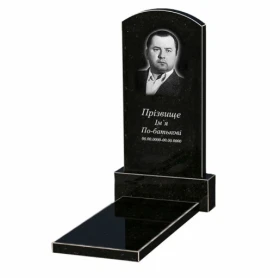 Основное Гранитный памятник с вертикальным уровнем установки стелы одинарный из черного гранита Коростышев с дугой резной к7-kor-npf-100-50-08-009