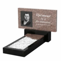 Гранитный памятник коричневого цвета одинарный из  гранита Токовский с волной резной к4-tok-kor-pf-40-80-05-001