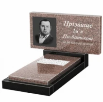 Памятник на могилу из гранита с резным флагом одинарный из гранита Токовский Коростышевский к6-tok-kor-npf-50-100-05-001