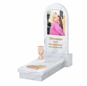 Мармуровий пам'ятник для доньки одинарний з білого мармуру Волокас з серцем різьблена робота з полукруглою стелою к11-vol-pf-80-40-05-006